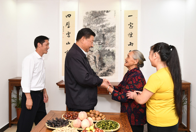 　　9月16日至18日，中共中央總書記、國家主席、中央軍委主席習近平在河南考察。這是16日下午，習近平在信陽市新縣田鋪鄉(xiāng)田鋪大塆“老家寒舍”民宿店，同店主一家親切交談。 新華社記者 謝環(huán)馳 攝