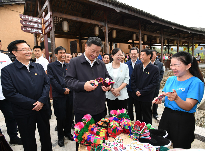 　　9月16日至18日，中共中央總書記、國家主席、中央軍委主席習近平在河南考察。這是16日下午，習近平在信陽市新縣田鋪鄉(xiāng)田鋪大塆考察調研。 新華社記者 謝環(huán)馳 攝