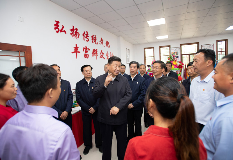 9月16日至18日，中共中央總書記、國家主席、中央軍委主席習近平在河南考察。這是17日上午，習近平在信陽市光山縣文殊鄉(xiāng)東岳村文化接待中心，同當?shù)孛撠氈赂粠ь^人親切交流，勉勵他們帶動更多鄉(xiāng)親們致富。新華社記者 謝環(huán)馳 攝