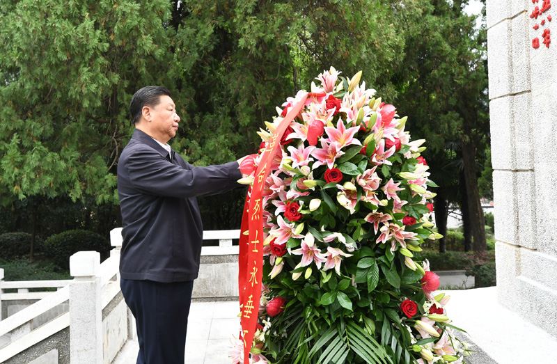 　　9月16日至18日，中共中央總書記、國家主席、中央軍委主席習近平在河南考察。這是16日下午，習近平來到位于信陽市新縣的鄂豫皖蘇區(qū)首府烈士陵園，瞻仰革命烈士紀念碑，向革命先烈敬獻花籃。 新華社記者 謝環(huán)馳 攝