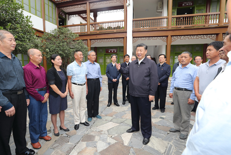 　　9月16日至18日，中共中央總書記、國家主席、中央軍委主席習近平在河南考察。這是16日下午，習近平在位于信陽市新縣的鄂豫皖蘇區(qū)首府革命博物館，同當?shù)丶t軍后代、革命烈士家屬代表親切交談。 新華社記者 鞠鵬 攝