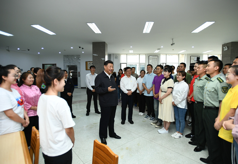 7月15日至16日，中共中央總書記、國家主席、中央軍委主席習(xí)近平在內(nèi)蒙古考察并指導(dǎo)開展“不忘初心、牢記使命”主題教育。這是16日上午，習(xí)近平在內(nèi)蒙古大學(xué)圖書館同學(xué)生們親切交談，勉勵他們志存高遠(yuǎn)、腳踏實地、發(fā)奮圖強。