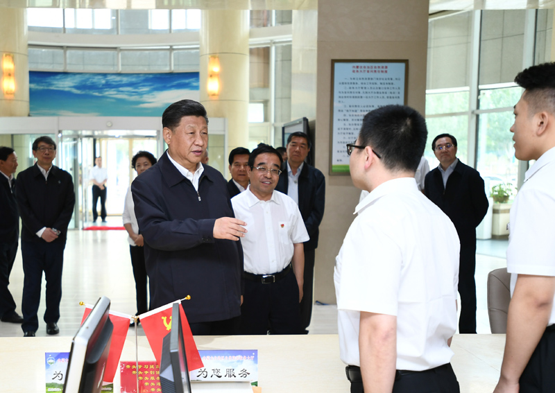 7月15日至16日，中共中央總書記、國家主席、中央軍委主席習(xí)近平在內(nèi)蒙古考察并指導(dǎo)開展“不忘初心、牢記使命”主題教育。這是16日上午，習(xí)近平在內(nèi)蒙古自治區(qū)自然資源廳自然資源政務(wù)大廳同工作人員交談，了解開展主題教育和落實便捷高效政務(wù)服務(wù)等情況。