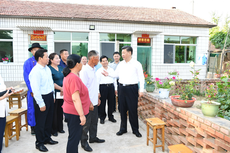 7月15日至16日，中共中央總書記、國家主席、中央軍委主席習(xí)近平在內(nèi)蒙古考察并指導(dǎo)開展“不忘初心、牢記使命”主題教育。這是15日下午，習(xí)近平在赤峰市喀喇沁旗河南街道馬鞍山村村民張國利家，同基層干部群眾代表親切交流。