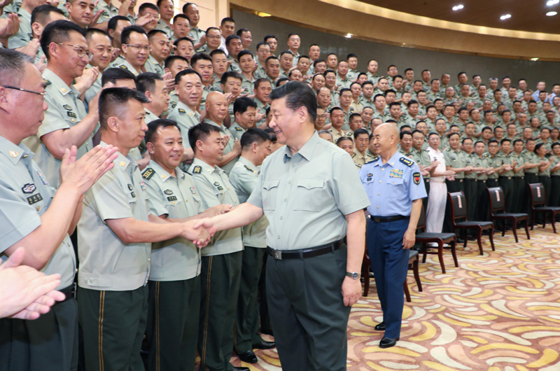 7月15日至16日，中共中央總書記、國家主席、中央軍委主席習(xí)近平在內(nèi)蒙古考察并指導(dǎo)開展“不忘初心、牢記使命”主題教育。這是16日上午，習(xí)近平在呼和浩特親切接見駐內(nèi)蒙古部隊副師職以上領(lǐng)導(dǎo)干部和團級單位主官，代表黨中央和中央軍委向駐內(nèi)蒙古部隊全體官兵致以誠摯問候。