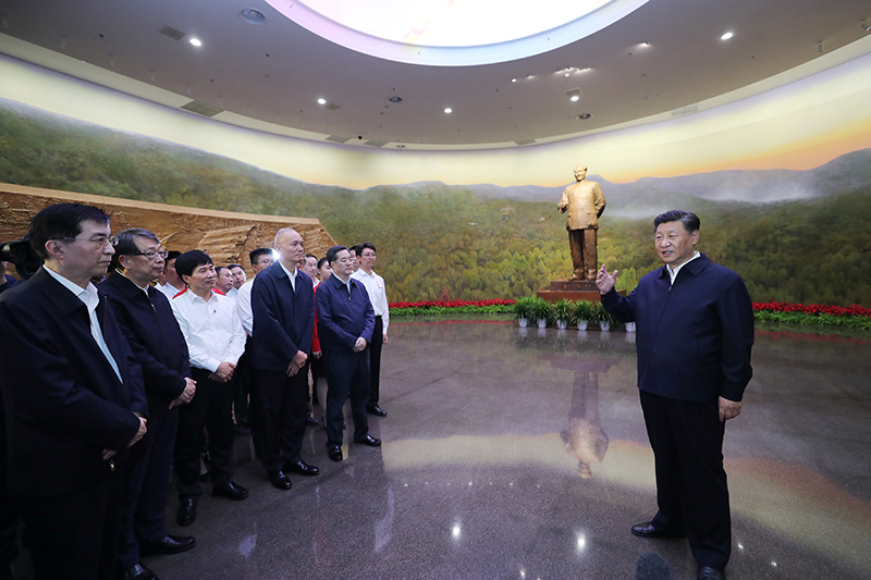 9月12日，中共中央總書記、國家主席、中央軍委主席習近平視察中共中央北京香山革命紀念地。這是習近平在香山革命紀念館參觀《為新中國奠基》主題展覽，并發(fā)表重要講話。