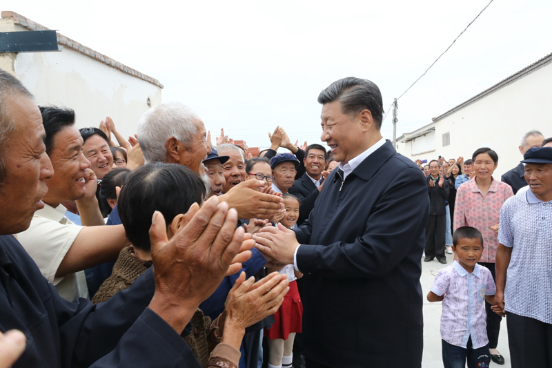 8月19日至22日，中共中央總書記、國家主席、中央軍委主席習(xí)近平在甘肅考察。這是21日上午，習(xí)近平在武威市古浪縣黃花灘生態(tài)移民區(qū)富民新村同村民親切交談。