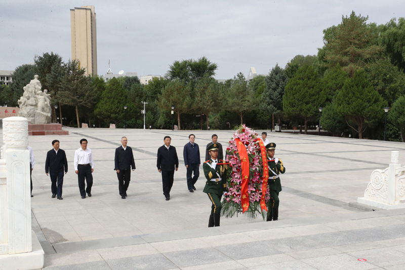 8月19日至22日，中共中央總書記、國家主席、中央軍委主席習(xí)近平在甘肅考察。這是20日上午，習(xí)近平來到張掖市高臺縣，瞻仰中國工農(nóng)紅軍西路軍紀(jì)念碑，向革命先烈敬獻(xiàn)花籃。