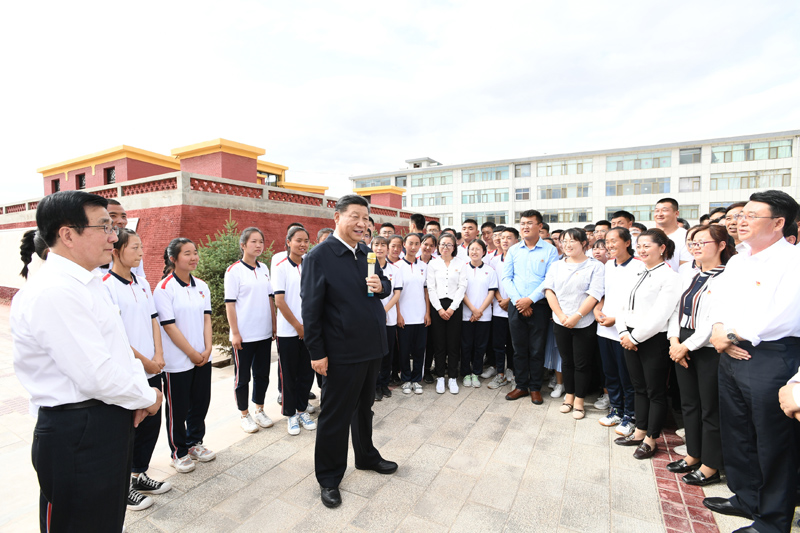 8月19日至22日，中共中央總書記、國家主席、中央軍委主席習(xí)近平在甘肅考察。這是20日下午，習(xí)近平在張掖市山丹培黎學(xué)校同師生親切交流。