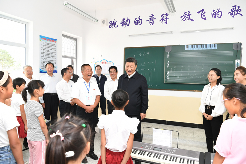 8月19日至22日，中共中央總書記、國家主席、中央軍委主席習(xí)近平在甘肅考察。這是21日上午，習(xí)近平在武威市古浪縣黃花灘生態(tài)移民區(qū)富民新村富民小學(xué)的音樂教室，認(rèn)真觀看正在進(jìn)行的音樂課教學(xué)。