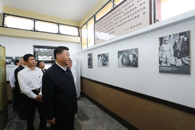 8月19日至22日，中共中央總書記、國家主席、中央軍委主席習(xí)近平在甘肅考察。這是20日下午，習(xí)近平在張掖市山丹培黎學(xué)校參觀學(xué)校創(chuàng)辦人路易·艾黎故居。