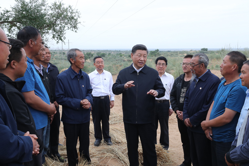 8月19日至22日，中共中央總書記、國家主席、中央軍委主席習(xí)近平在甘肅考察。這是21日上午，習(xí)近平在武威市古浪縣八步沙林場同“六老漢”代表及林場職工親切交談。