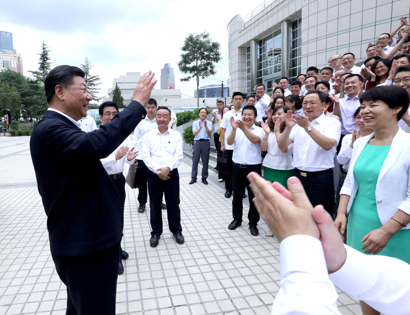 8月19日至22日，中共中央總書記、國家主席、中央軍委主席習(xí)近平在甘肅考察。這是21日下午，習(xí)近平在讀者出版集團(tuán)有限公司同工作人員親切交談。