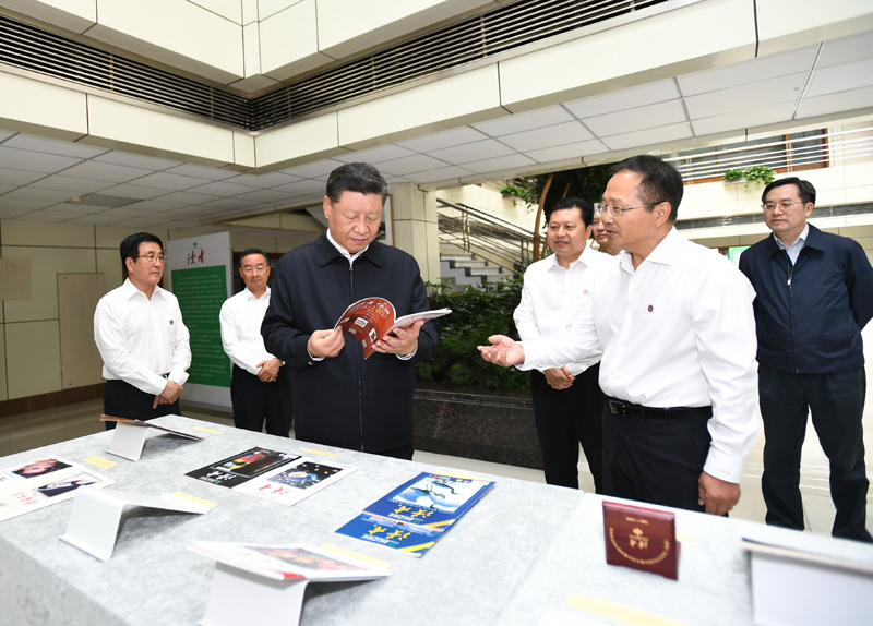 8月19日至22日，中共中央總書記、國家主席、中央軍委主席習(xí)近平在甘肅考察。這是21日下午，習(xí)近平在讀者出版集團(tuán)有限公司考察。