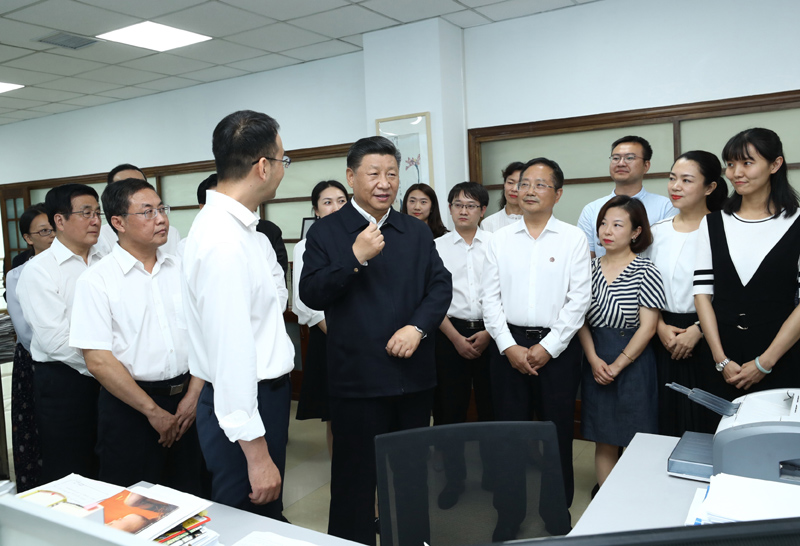 8月19日至22日，中共中央總書記、國家主席、中央軍委主席習(xí)近平在甘肅考察。這是21日下午，習(xí)近平在《讀者》編輯部同工作人員交流，勉勵他們?yōu)槿嗣裉峁└鄡?yōu)秀精神食糧。