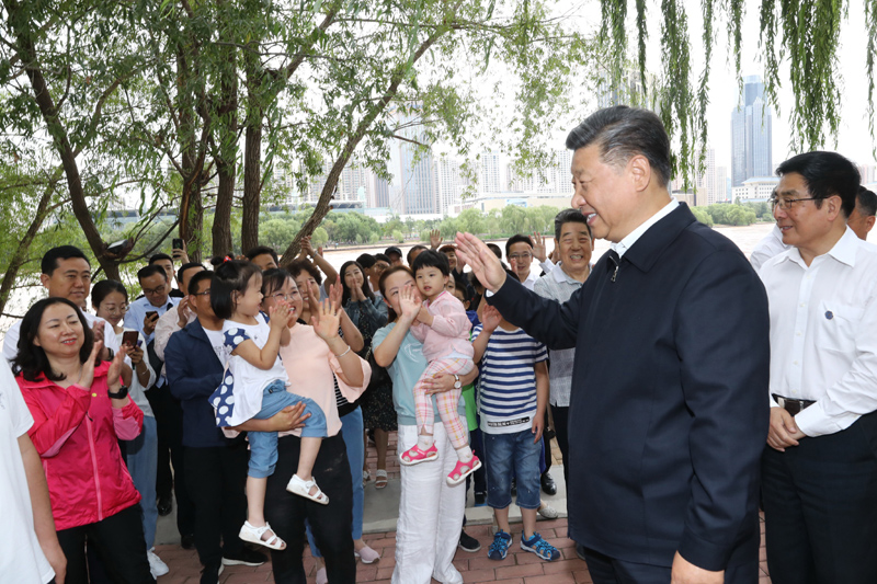 8月19日至22日，中共中央總書記、國家主席、中央軍委主席習(xí)近平在甘肅考察。這是21日下午，習(xí)近平在蘭州市黃河治理蘭鐵泵站項(xiàng)目點(diǎn)同正在休閑的群眾親切交談。