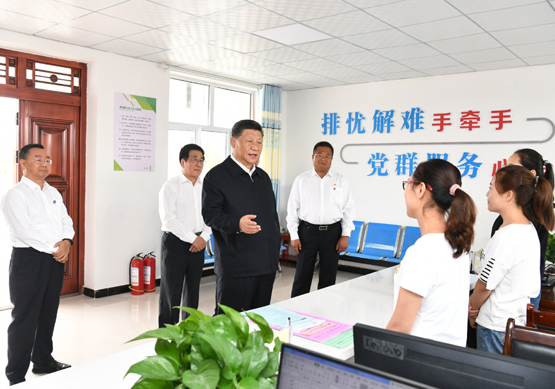 8月19日至22日，中共中央總書記、國家主席、中央軍委主席習(xí)近平在甘肅考察。這是21日上午，習(xí)近平在武威市古浪縣黃花灘生態(tài)移民區(qū)富民新村黨群服務(wù)中心考察。